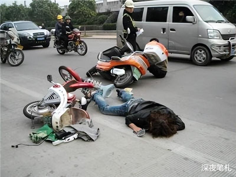 北京昌平,摩托车加速抢绿灯撞飞2辆闯红灯电动车,致3人严重受伤