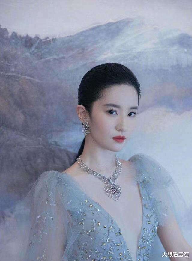 刘亦菲|刘亦菲佩戴简约钻石王冠,搭配丸子头,网友表示:迪士尼在逃公主