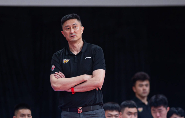 热苏斯|辽篮夺冠夜，郭艾伦直播透露未来计划，杨鸣伤心，杜锋获崛起良机！