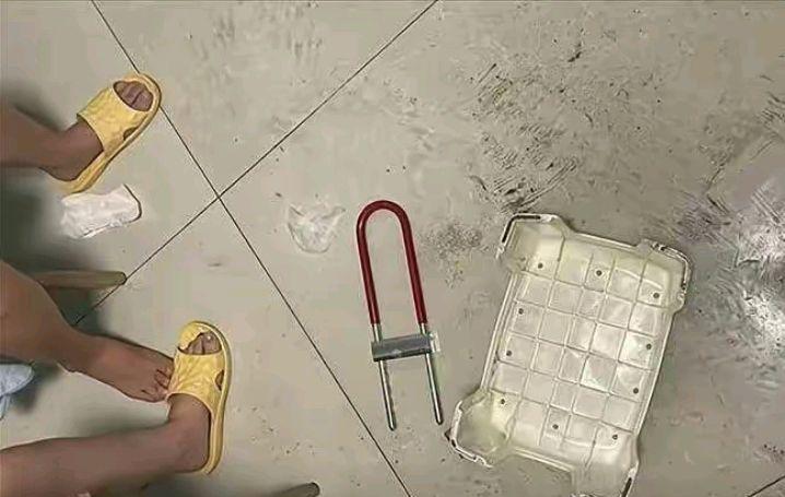 两女子插锁锁脖,搞喝酒生死局,惊动110和消防队,审美还是审丑?