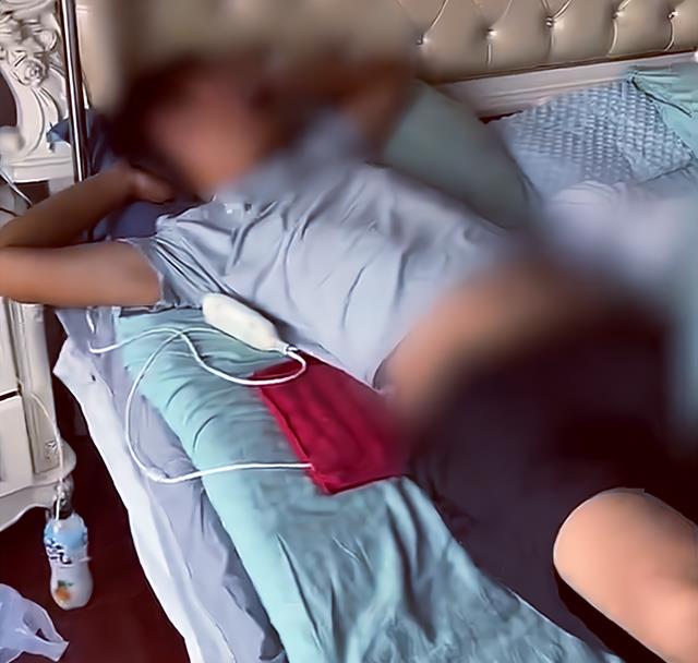 |男子钓鱼扭伤生活无法自理，爬着上厕所妻子却旁观，网友：干得好