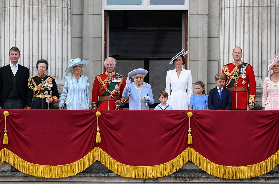 粉色|被英女王18岁孙女美到了！穿粉色花裙坐马车亮相，比夏洛特都好看