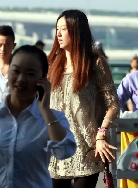 王志文|王志文越老越“潮”，56岁穿骚红长裤分外妖娆，名模老婆都暗淡了