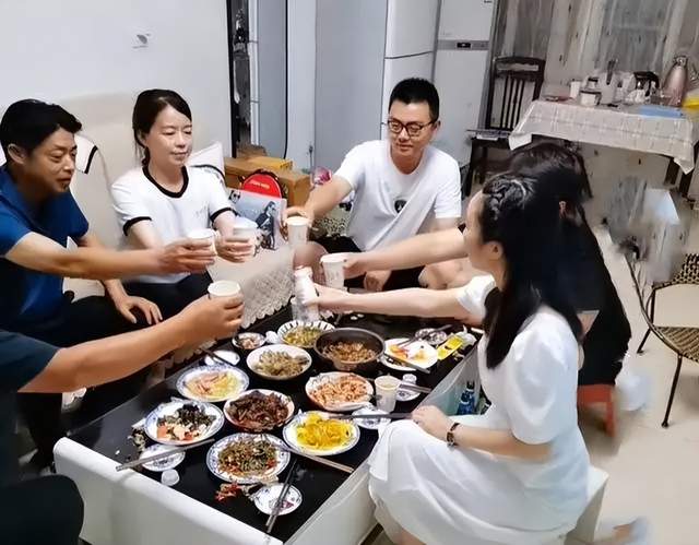 街拍|田舅舅为姐姐发声，田静称许妈姚爸的债也是自己的，否认婆媳不和