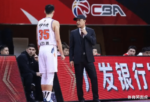 新疆男篮|新疆男篮无缘季后赛：主帅阿的江下课，管理层调整，总经理被谴责