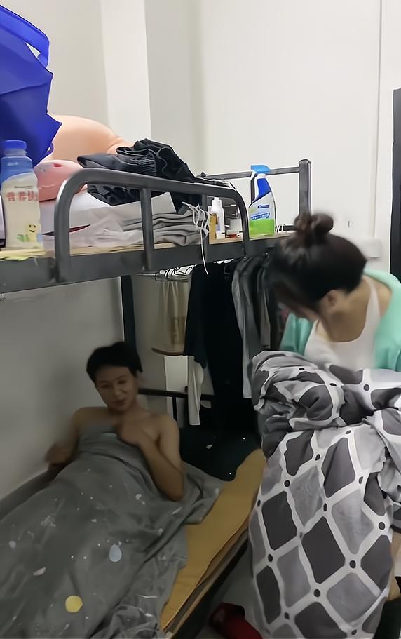 广东:刚来上班,女子就自己掏钱,为小伙买被子,小伙直接脸红了