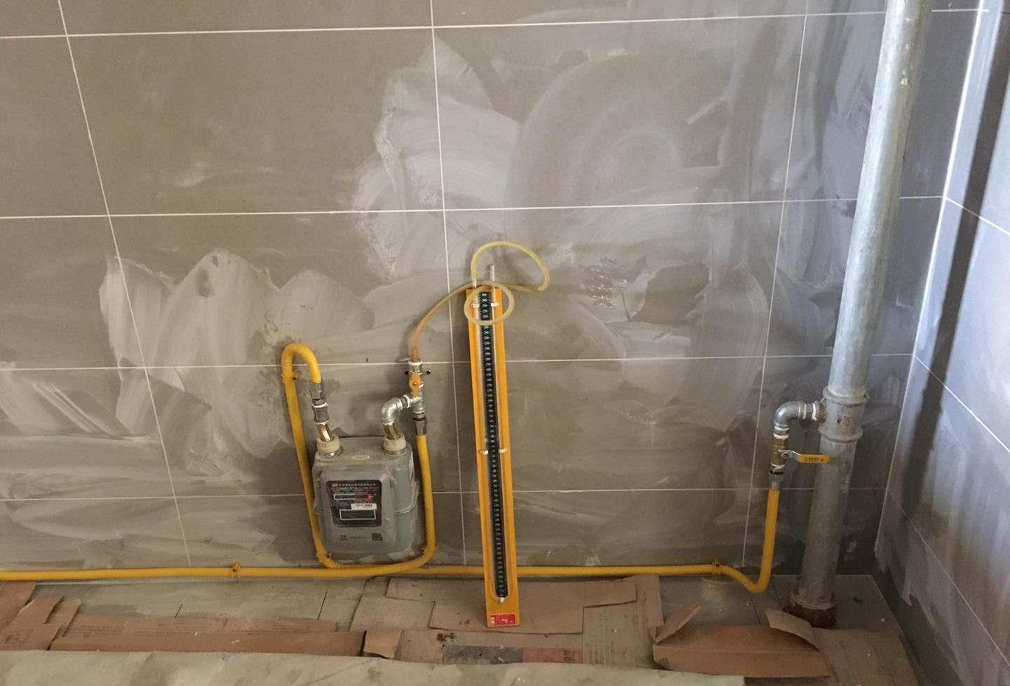 厨房燃气管外露不好看,包起来验收不通过,到底应该怎么做?