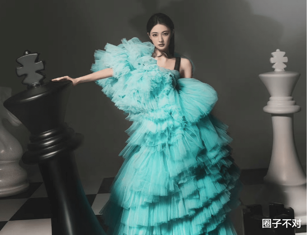 李玟|紧身衣、高筒袜,女星舞台造型杀疯了!穿高定唱跳,撩得人心痒痒