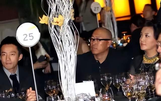 西拉米|网友扒出汪小菲继父正面照片：又是光头眼镜