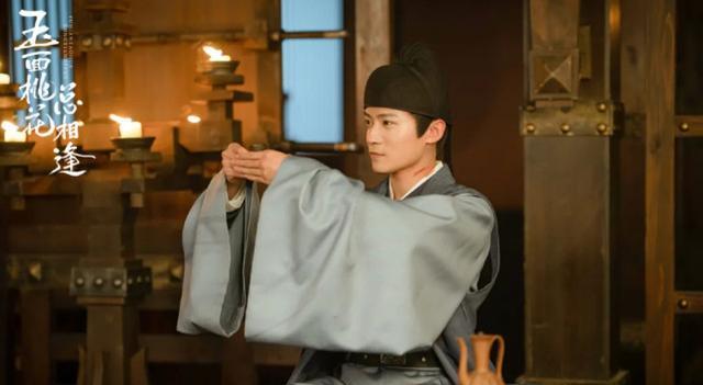 关晓彤|《玉面桃花总相逢》引发争议，演员编剧都坐不住了，问题还挺致命