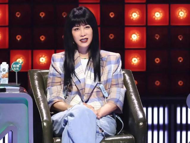 那英|那英上喜剧综艺当导师,她要放弃《好声音》吗?我有四点看法