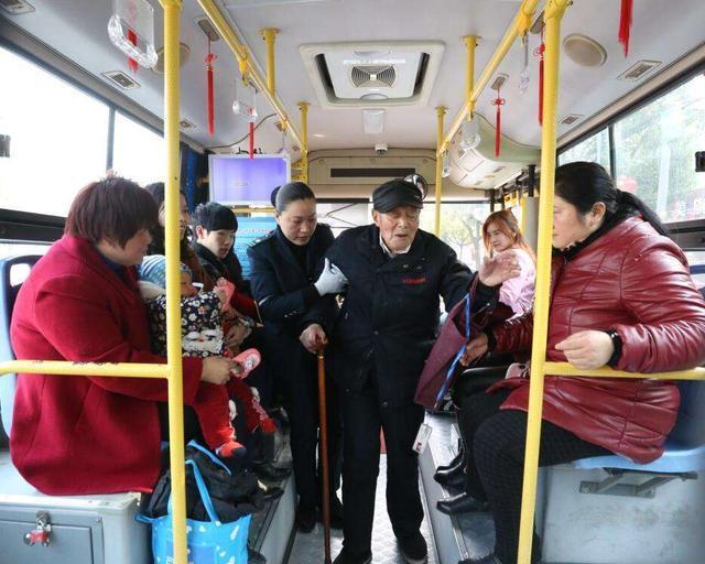 “你真不要脸”公交车上一对母子被骂,孩子的话让大妈羞红了脸