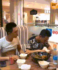 “机场的插座怎么都这样呀?”充电的人多了就会这样!