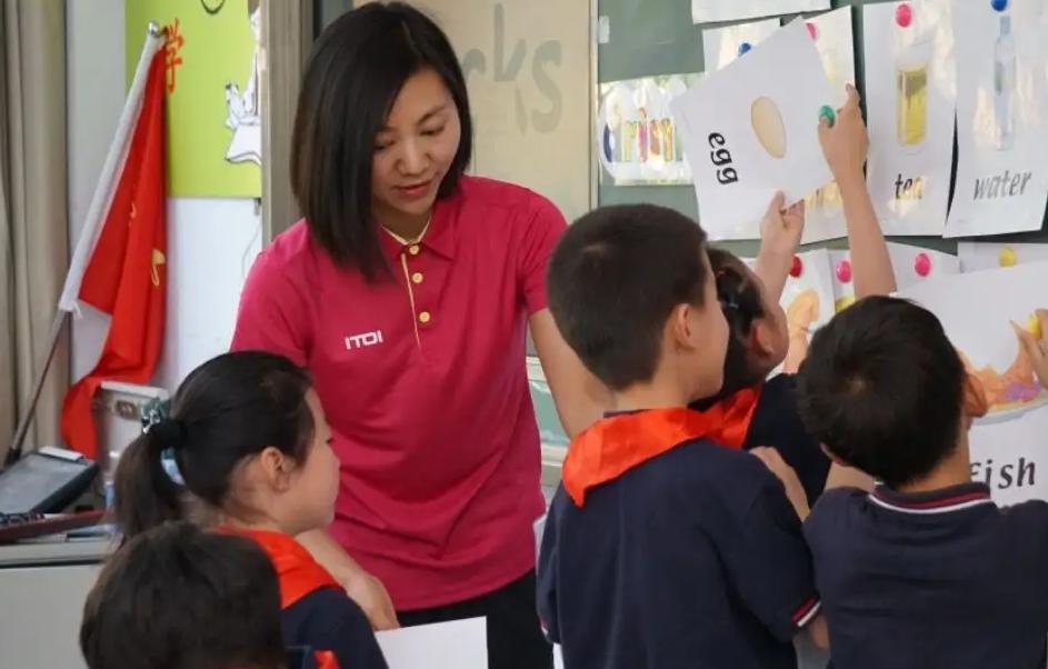 穿衣搭配|同样都是事业单位，医院护士和教师生活境遇不同，幸好听了老妈话