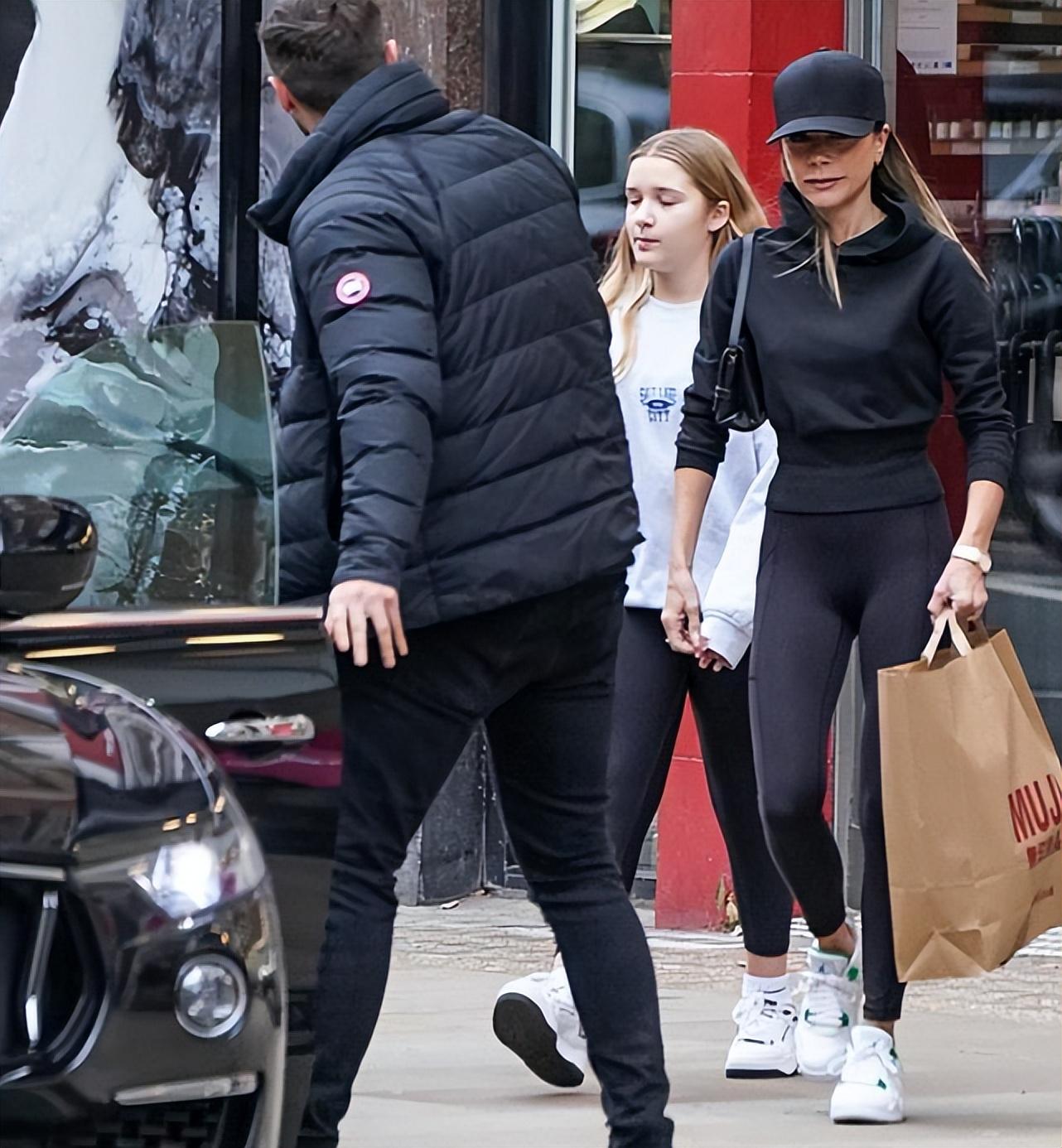 贝克汉姆|11岁贝克汉姆女儿逛街被拍！皮肤雪白四肢壮实，个子与妈妈一样