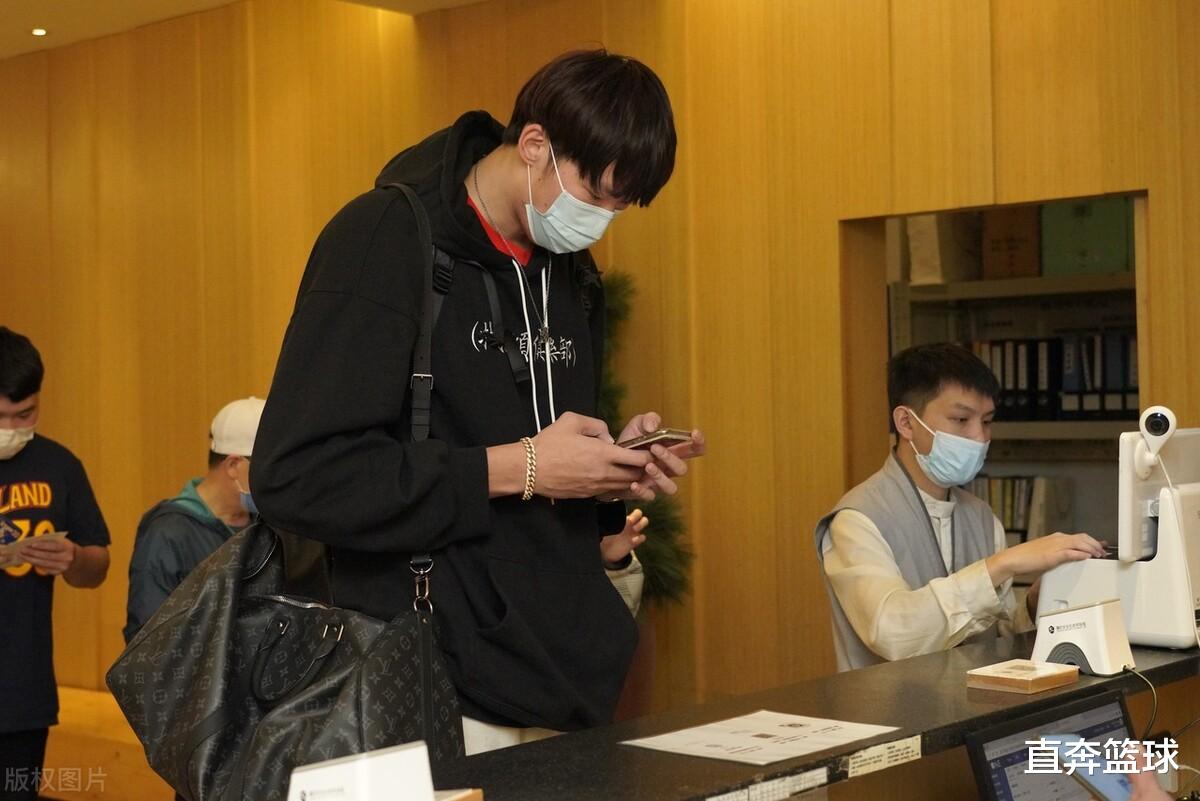 周琦|男篮亚洲杯麻烦了！周琦澳大利亚传来坏消息，杜锋担心的事发生了