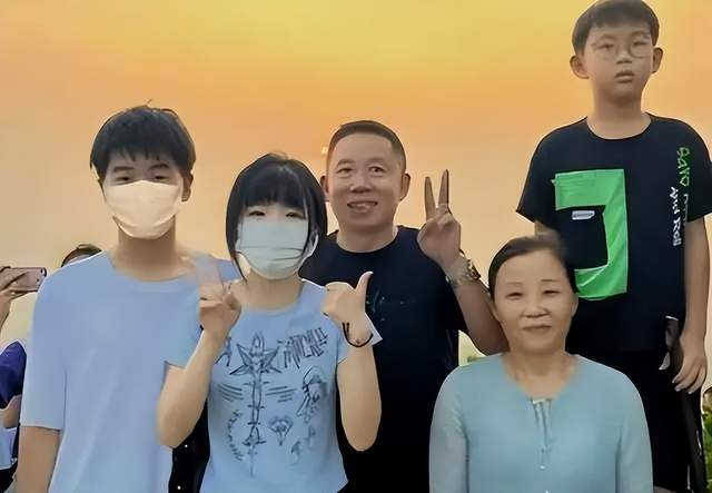 |孙海洋晒玩滑板视频,称终究还是打败了她,现在是弄不赢三小只