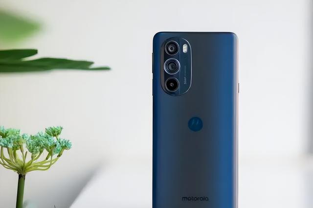 摩托罗拉|摩托罗拉edgeX40曝光：一体直面屏+18G运存，坐实“价格屠夫”