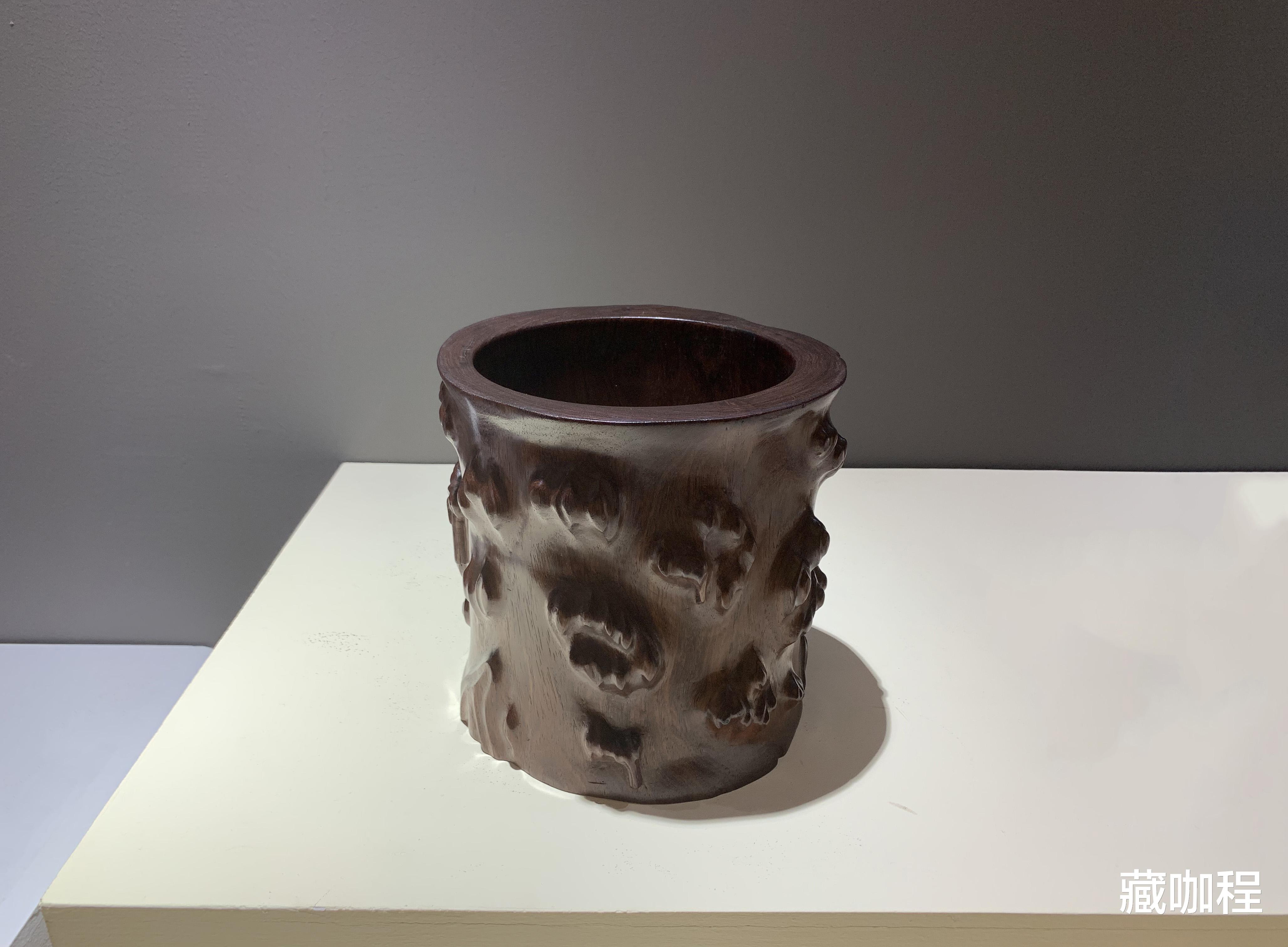 笔筒|仿树桩外皮剥落，黄花梨根雕笔海惟妙惟肖