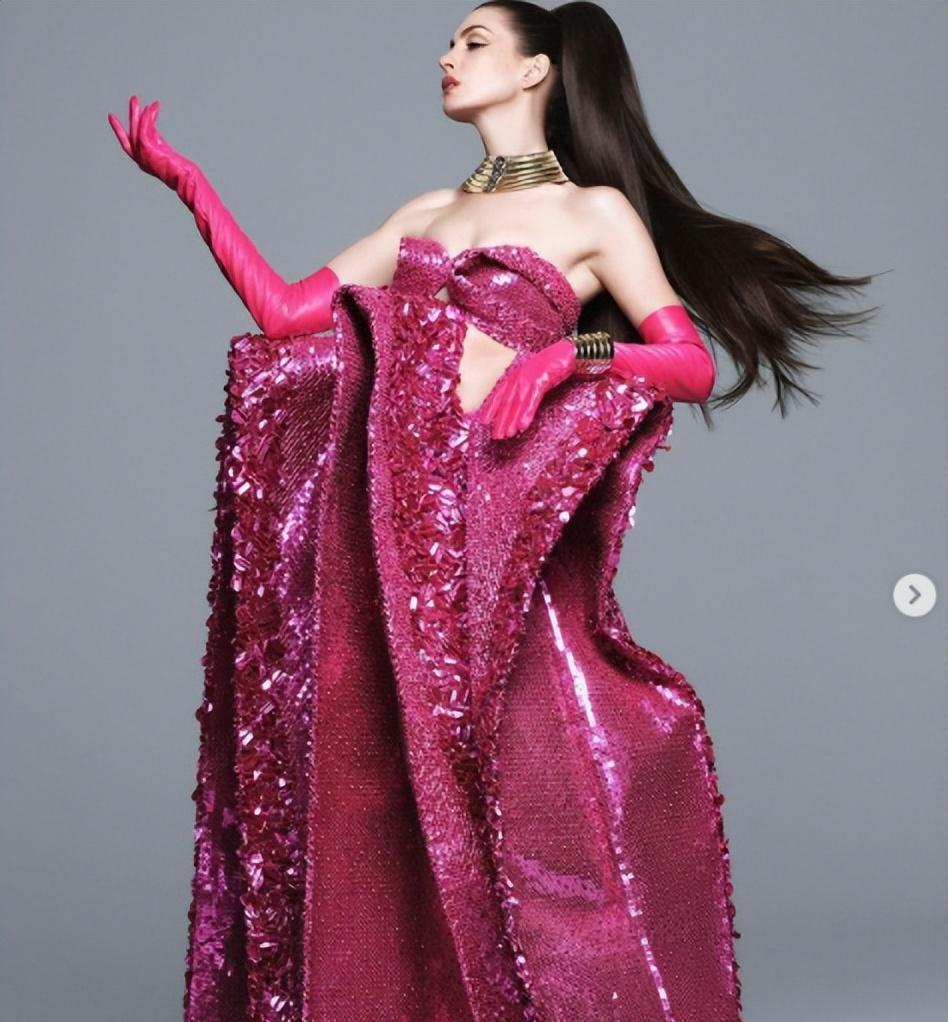 安妮·海瑟薇|安妮·海瑟薇驾驭整身豹纹，她一口气尝试多套华丽造型