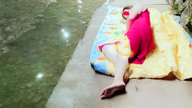 ?女子39°热天开空调，被公公嫌太浪费电，无奈跑到桥洞里睡觉