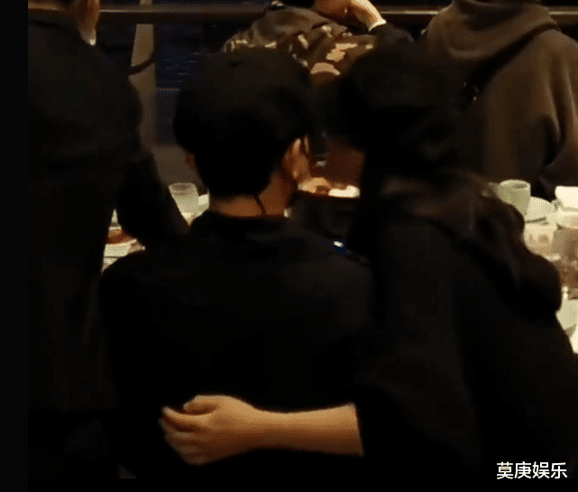|谢娜夫妇与何炅等众人聚餐，谢娜张杰疑似当众搂腰亲吻，被指不分场合
