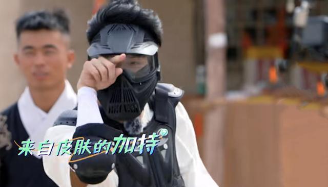 周九良|德云社秦霄贤射箭三发三中，被王鹤棣羡慕，都是跟师哥周九良学的