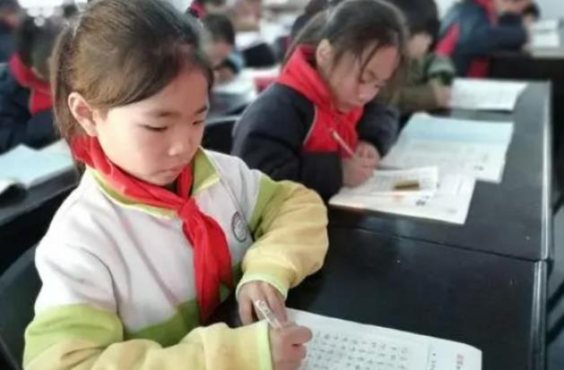 王一博|明星字迹差距有多明显,肖战字如其人,王一博的字遭到粉丝吐槽