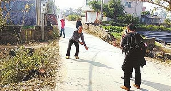 小伙因扶老人反被讹20万,为证清白自杀,老人:我没想到会这样