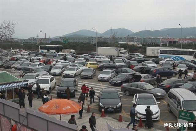 盘点9个离谱的奇葩事故,看得我一脸懵,怎么开的车?
