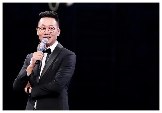 林海|51岁林海:曾是央视著名主持,为正义怒摔耳机,二婚何婕获幸福