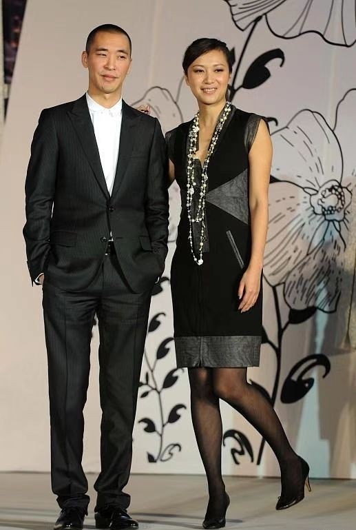 徐静蕾|徐静蕾又黑又壮，熟女风打扮瞬间老10岁，同框黄立行她体格更壮