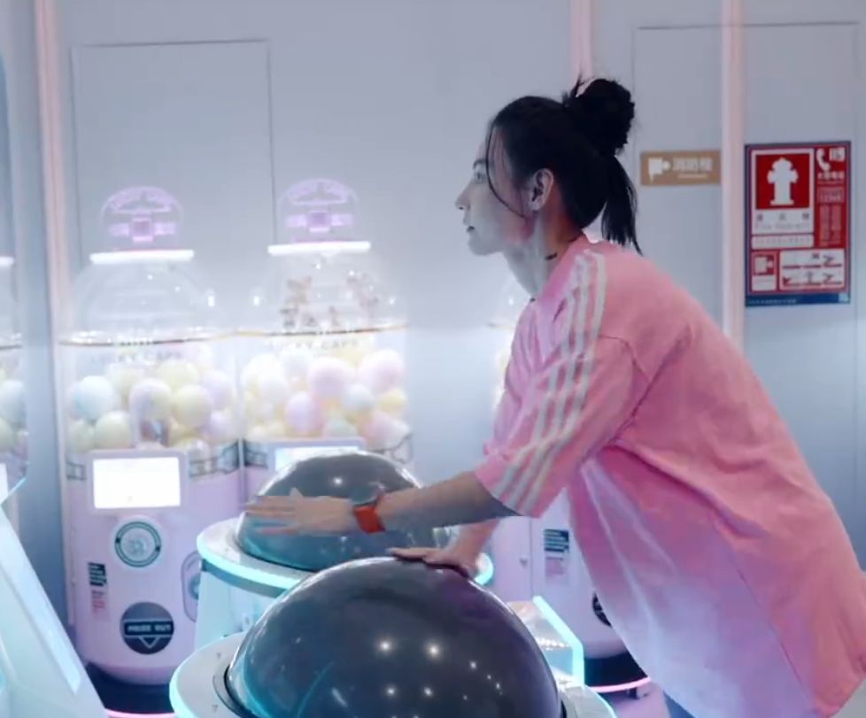 张柏芝|张柏芝为小儿子庆生，花大手笔包下游乐场，Marcus头发浓密好帅气