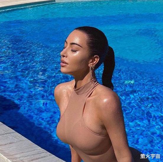 金·卡戴珊|41岁金·卡戴珊蹲坐泳池旁,身姿挺拔侧颜惊艳,被鲜肉宠成了公主