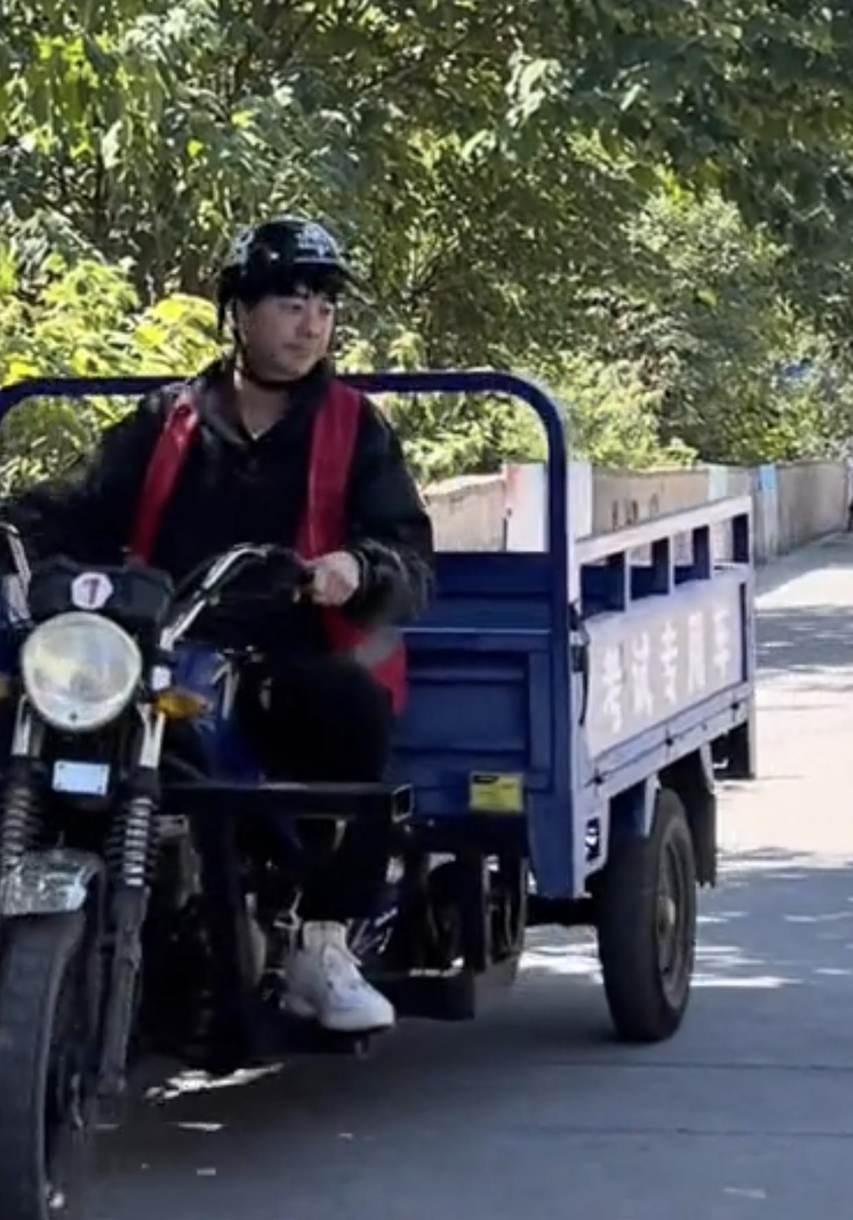 张震岳|台湾歌手张震岳内地考驾照!眉头紧皱骑三轮车,打扮朴素似送水工