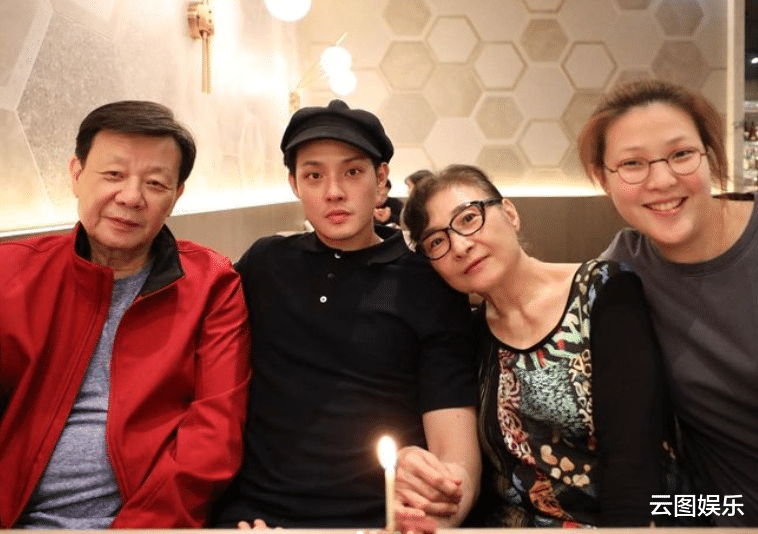 寇世勋|寇世勋罕晒父子合影，39岁寇家瑞外形出众，仍未娶2岁女儿的妈妈