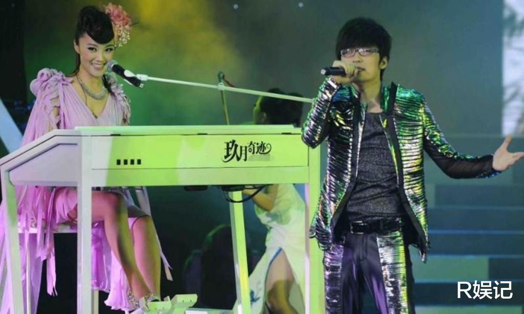 王小海|玖月奇迹罕见合体拍祝福视频疑复合,王小海面带微笑露出半边脸