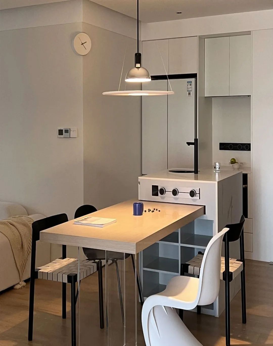 又得到一个新灵感:洗漱台外移,不设门旁,与这些结合实用性更强