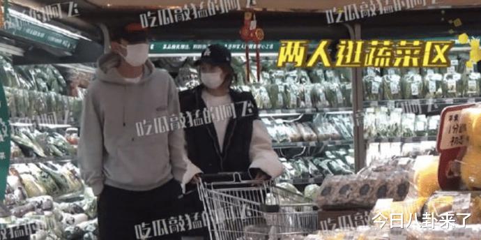 白百何|白百何携老公聚会秀恩爱，现幸福肥，张思麟长发披肩比白百何时髦