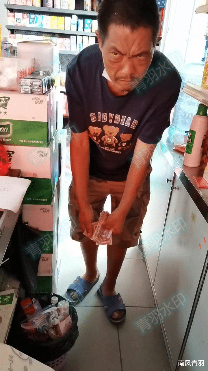 广东一男子乞讨被拒绝,立刻踢翻垃圾桶,网友:不给钱他就骂人