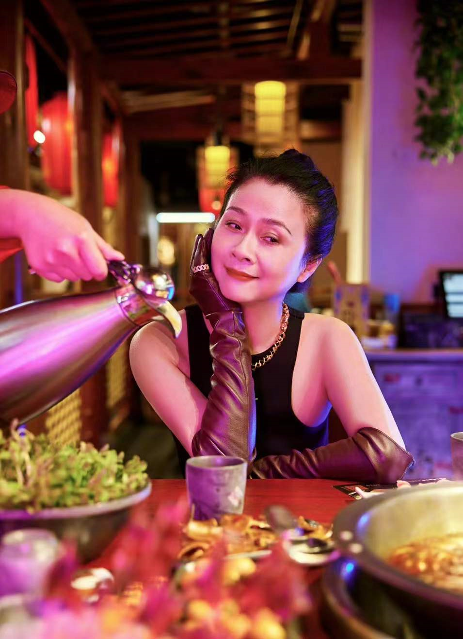 李玲玉|58岁李玲玉拍《男人装》大片，身材丰满窈窕，皮肤紧致风韵犹存