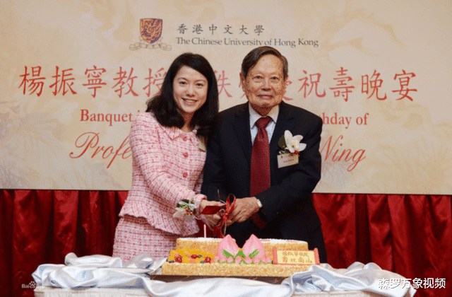 娶28岁娇妻,反对建加速器!杨振宁时常被骂,他对中国贡献多大?