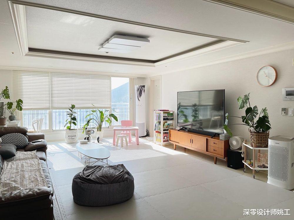 谁说有了孩子后，家和整洁无缘？我看她有俩孩子屋内看着还格外清爽