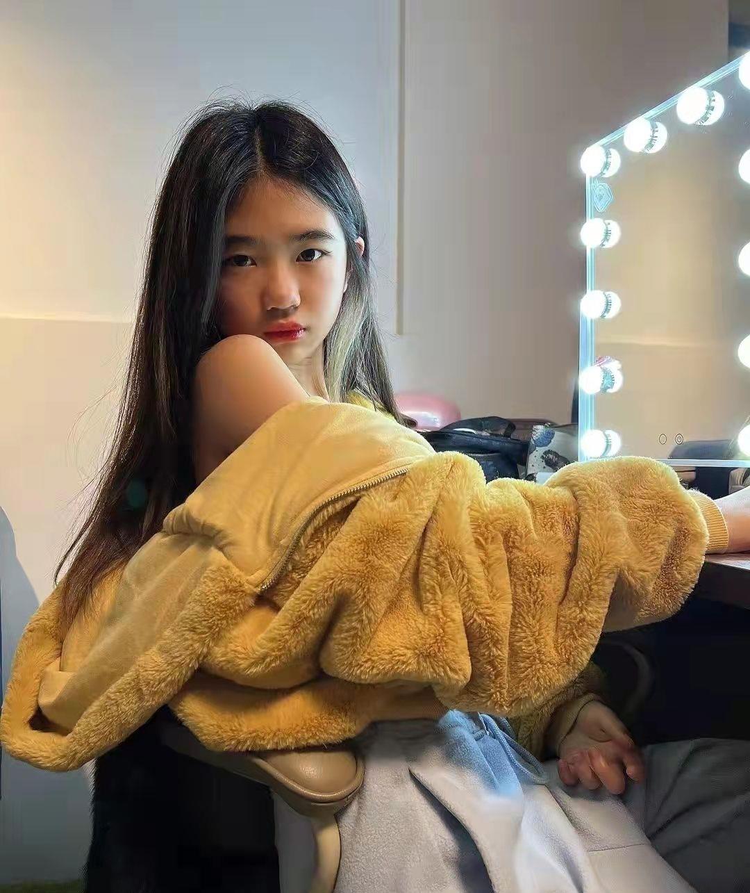 grace|曹格11岁女儿化浓妆！涂红唇画眼线表情霸气，穿黑吊带身材纤细