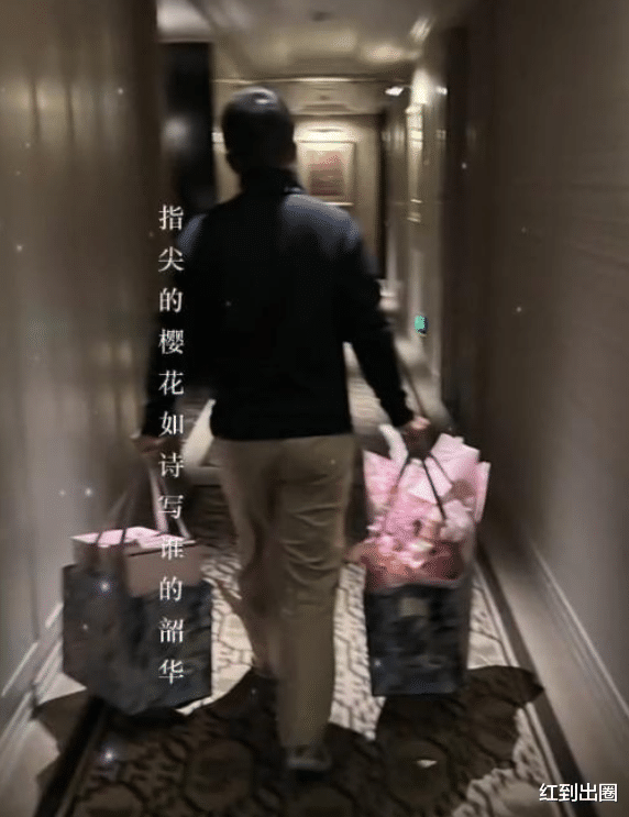 张萌|张萌和男友人耳语太亲密，穿超短裤露出大白腿，富豪老公就在旁边