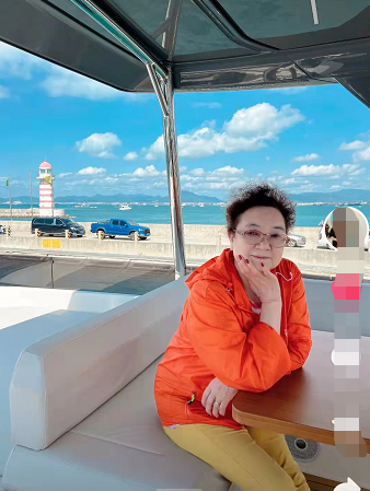 吴琼|59岁吴琼全家包游艇度假,小15岁老公穿戴奢侈品,一顶帽子近三千