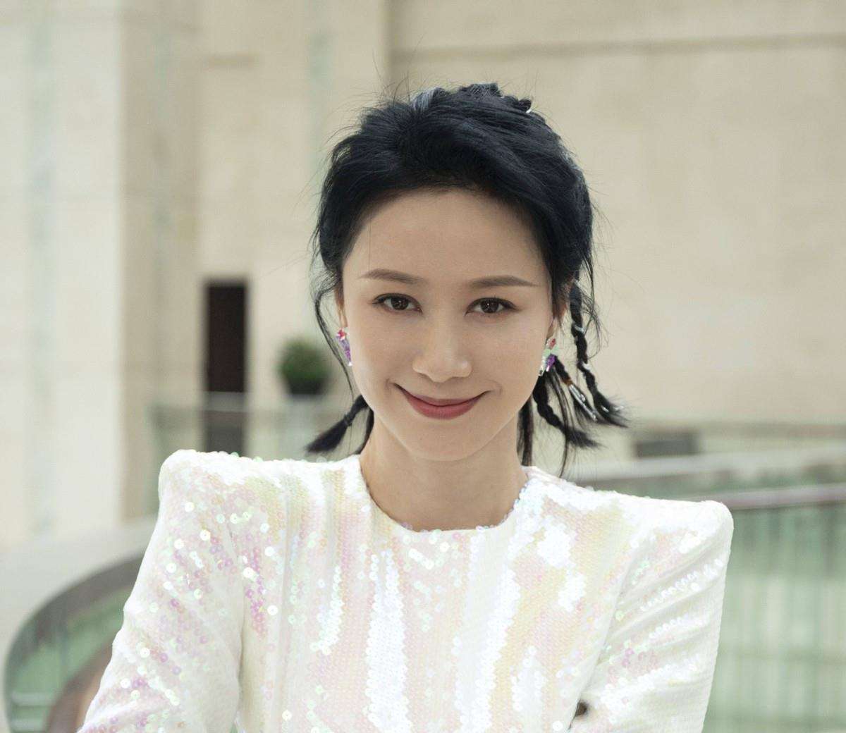 倪虹洁|44岁女星倪虹洁近况曝光！逛大排档吃快餐，不戴口罩无人识