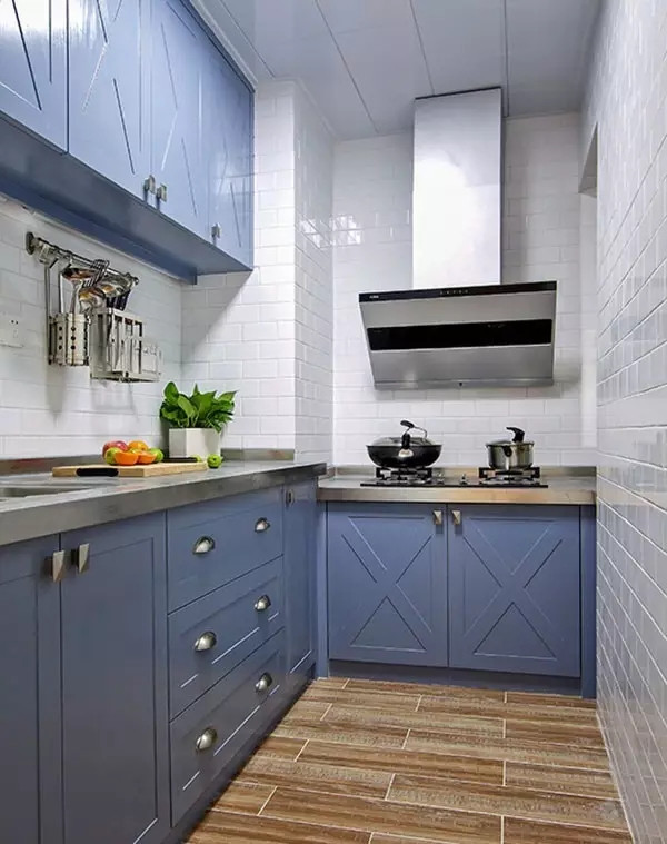 120平美式三居室墙面挂着中国画,阳光照到墙上,别有一番韵致