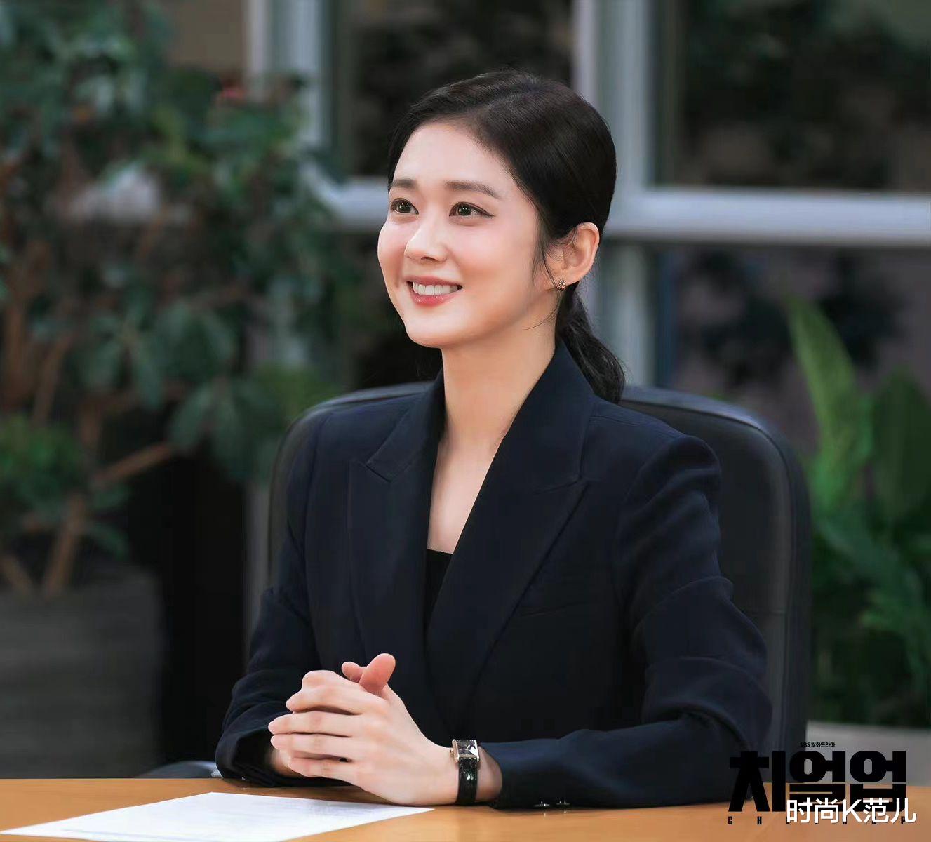 西装|张娜拉客串韩剧《Cheer Up》,穿一身黑色西装,优雅又干练!