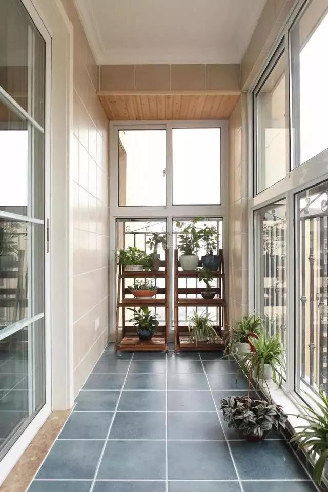 大多人家的客厅阳台不在晒衣服了,而是做了这样的改造,实用美观